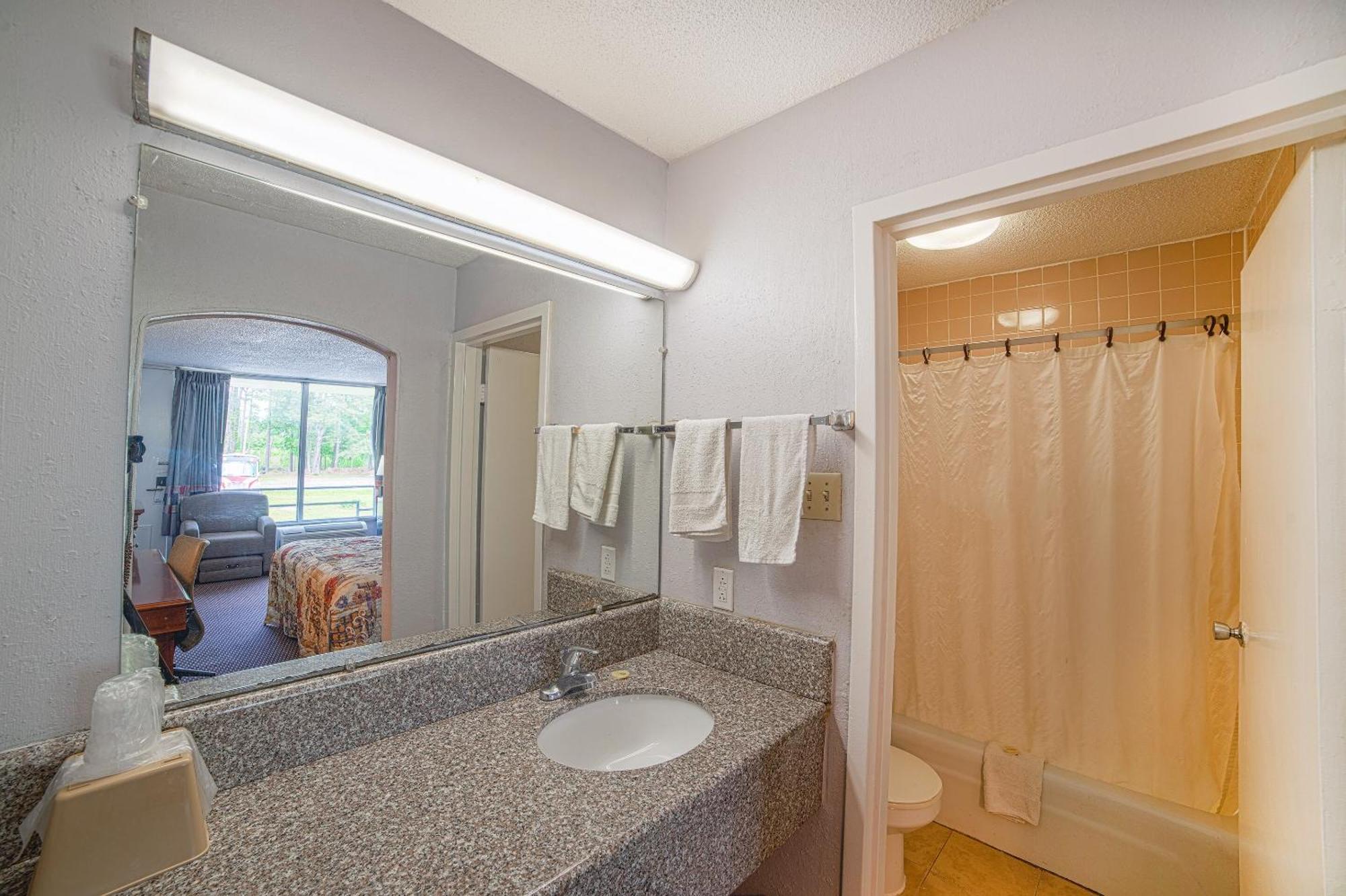 Masters Inn Selma Smithfield I-95 By Oyo Exterior photo