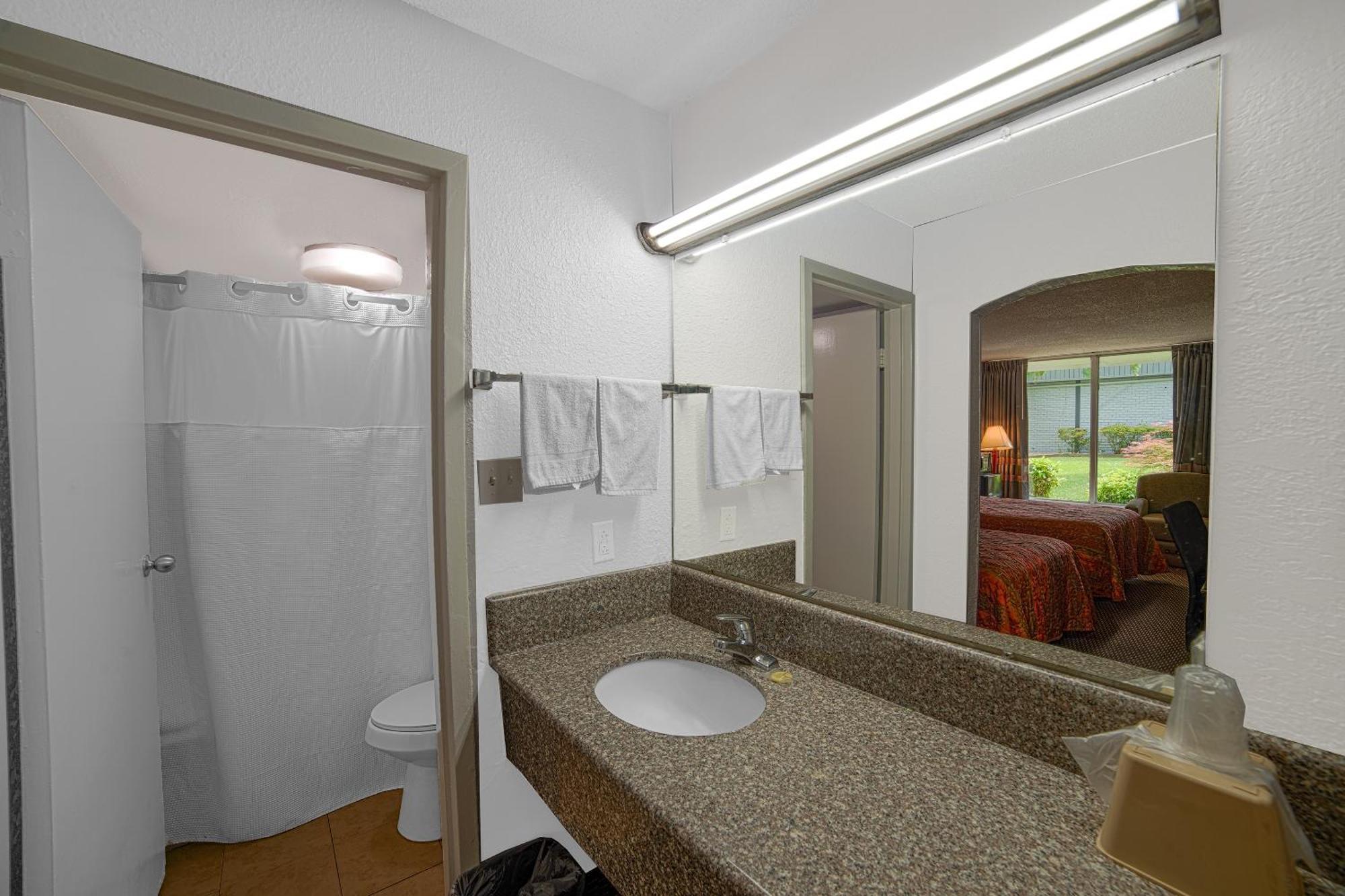 Masters Inn Selma Smithfield I-95 By Oyo Exterior photo